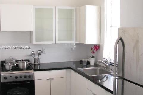 Condo in Miami Beach, Florida, 1 bedroom  № 2042010 - photo 4