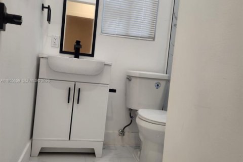 Casa en alquiler en Miami, Florida, 3 dormitorios, 135.64 m2 № 2009687 - foto 6