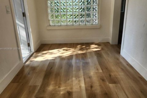 Casa en alquiler en Miami, Florida, 3 dormitorios, 135.64 m2 № 2009687 - foto 4