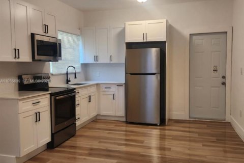 Casa en alquiler en Miami, Florida, 3 dormitorios, 135.64 m2 № 2009687 - foto 2