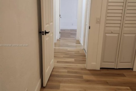 Casa en alquiler en Miami, Florida, 3 dormitorios, 135.64 m2 № 2009687 - foto 3