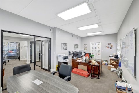 Propiedad comercial en venta en Oakland Park, Florida № 1859541 - foto 12