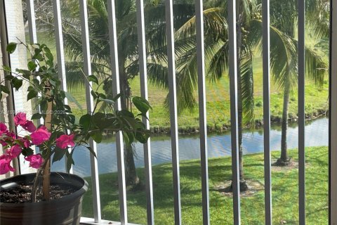 Condo in Pompano Beach, Florida, 3 bedrooms  № 2000261 - photo 9