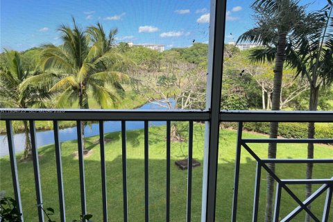 Condo in Pompano Beach, Florida, 3 bedrooms  № 2000261 - photo 8