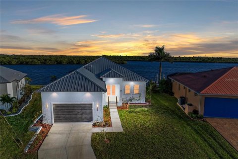 House in Punta Gorda, Florida 3 bedrooms, 226.4 sq.m. № 2201231