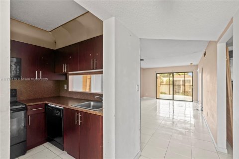 Condo in Miramar, Florida, 2 bedrooms № 1959871 - photo 4