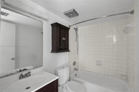 Condo in Miramar, Florida, 2 bedrooms № 1959871 - photo 10