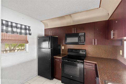Condo in Miramar, Florida, 2 bedrooms № 1959871 - photo 5