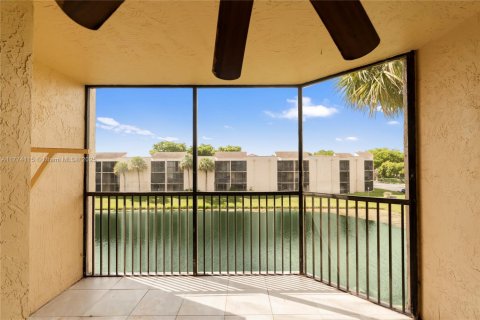 Condo in Miramar, Florida, 2 bedrooms № 1959871 - photo 1