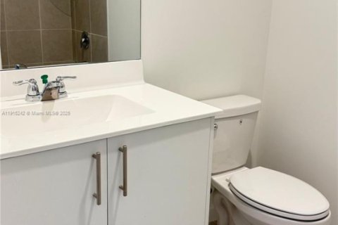 Villa ou maison à louer à Homestead, Floride: 3 chambres, 288 m2 № 1970648 - photo 17