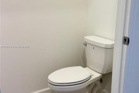 Villa ou maison à louer à Homestead, Floride: 3 chambres, 288 m2 № 1970648 - photo 14