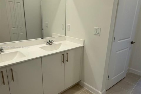 Villa ou maison à louer à Homestead, Floride: 3 chambres, 288 m2 № 1970648 - photo 13