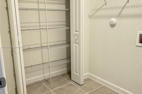 Villa ou maison à louer à Homestead, Floride: 3 chambres, 288 m2 № 1970648 - photo 16