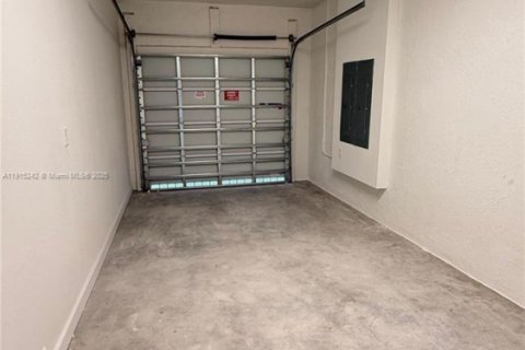 Villa ou maison à louer à Homestead, Floride: 3 chambres, 288 m2 № 1970648 - photo 15