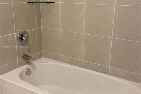 Villa ou maison à louer à Homestead, Floride: 3 chambres, 288 m2 № 1970648 - photo 21