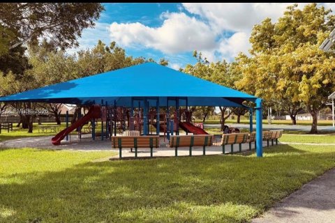 Condominio en venta en Miami, Florida, 2 dormitorios, 70.88 m2 № 2000463 - foto 11