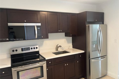 Снять в аренду таунхаус в Хайалиа, Флорида 2 спальни, 83.61м2, № 1987907 - фото 3