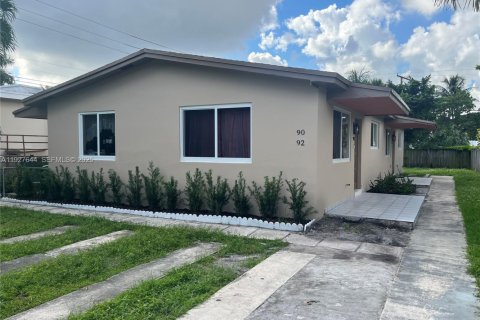 Снять в аренду таунхаус в Хайалиа, Флорида 2 спальни, 83.61м2, № 1987907 - фото 1