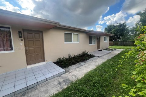 Снять в аренду таунхаус в Хайалиа, Флорида 2 спальни, 83.61м2, № 1987907 - фото 2