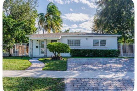 Villa ou maison à Virginia Gardens, Floride 3 chambres, 92.9 m2 № 2377196
