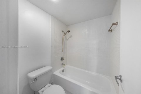 Condo in Miami, Florida, 3 bedrooms  № 1957193 - photo 18