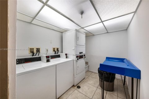 Condo in Miami, Florida, 3 bedrooms  № 1957193 - photo 19