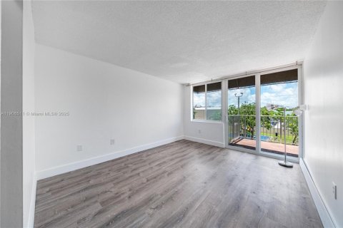 Condo in Miami, Florida, 3 bedrooms  № 1957193 - photo 15