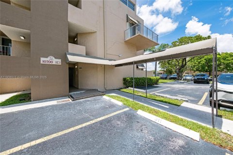Condo in Miami, Florida, 3 bedrooms  № 1957193 - photo 1