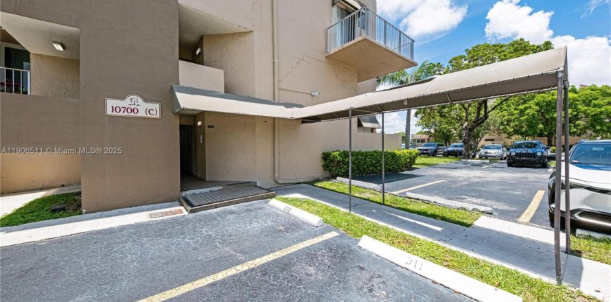 Condo in Miami, Florida, 3 bedrooms № 1957193