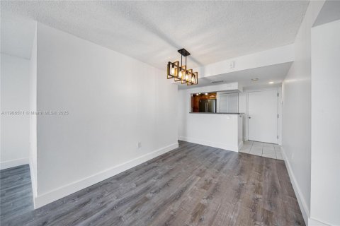 Condo in Miami, Florida, 3 bedrooms  № 1957193 - photo 7