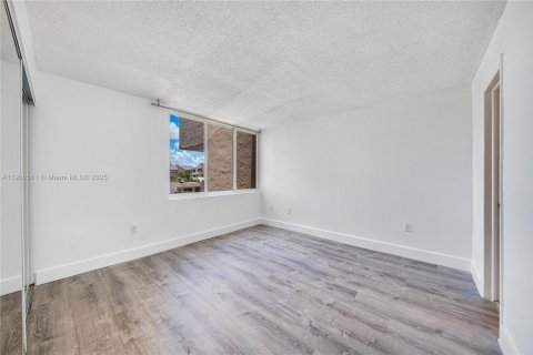 Condo in Miami, Florida, 3 bedrooms  № 1957193 - photo 11