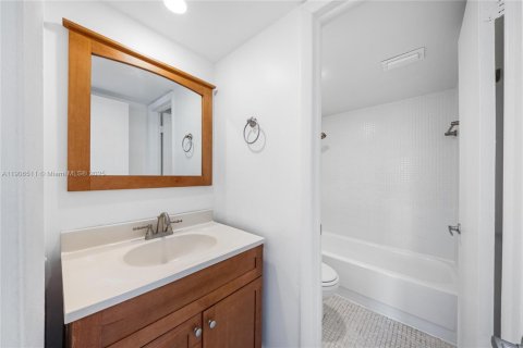 Condo in Miami, Florida, 3 bedrooms  № 1957193 - photo 17