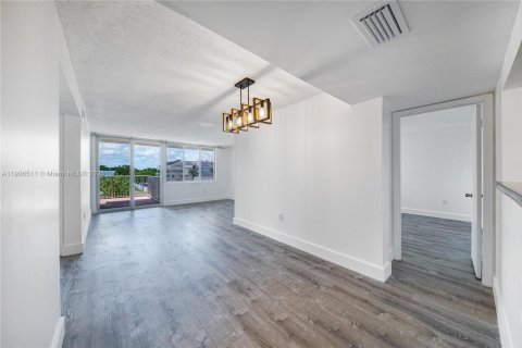 Condo in Miami, Florida, 3 bedrooms  № 1957193 - photo 5