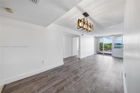Condo in Miami, Florida, 3 bedrooms  № 1957193 - photo 6
