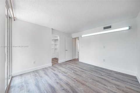Condo in Miami, Florida, 3 bedrooms  № 1957193 - photo 16