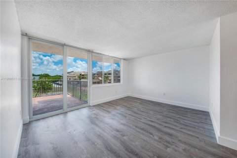 Condo in Miami, Florida, 3 bedrooms  № 1957193 - photo 8