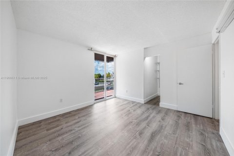 Condo in Miami, Florida, 3 bedrooms  № 1957193 - photo 14