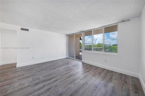 Condo in Miami, Florida, 3 bedrooms  № 1957193 - photo 10