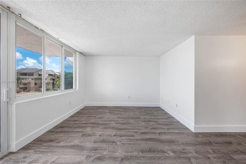 Condo in Miami, Florida, 3 bedrooms  № 1957193 - photo 9