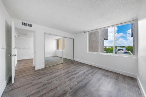 Condo in Miami, Florida, 3 bedrooms  № 1957193 - photo 12