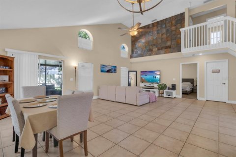 House in Orlando, Florida 4 bedrooms, 173.36 sq.m. № 2150457 - photo 10