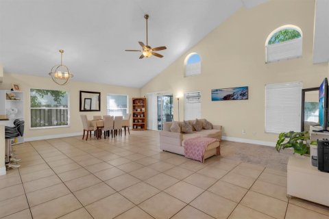 House in Orlando, Florida 4 bedrooms, 173.36 sq.m. № 2150457 - photo 3