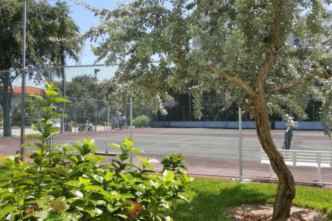 Condo in North Miami Beach, Florida, 2 bedrooms  № 1100080 - photo 1