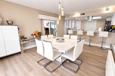 House in Orlando, Florida 4 bedrooms, 253.53 sq.m. № 2393476 - photo 24