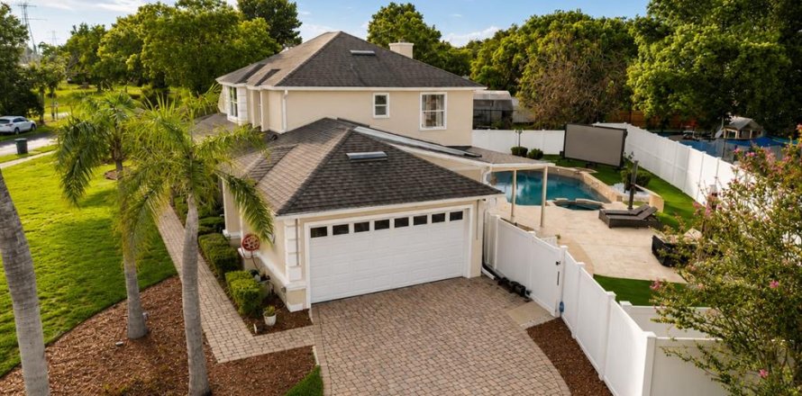 House in Orlando, Florida 4 bedrooms, 253.53 sq.m. № 2393476