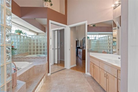 House in New Port Richey, Florida 3 bedrooms, 259.01 sq.m. № 1653552 - photo 20