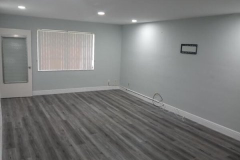 Condominio en Royal Palm Beach, Florida, 1 dormitorio  № 2077461