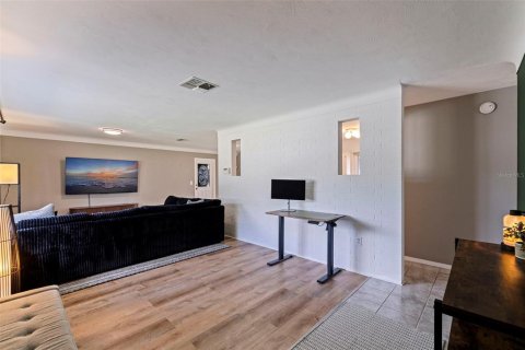 House in Kenneth City, Florida 2 bedrooms, 100.33 sq.m. № 2396345 - photo 2