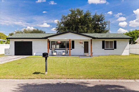 House in Kenneth City, Florida 2 bedrooms, 100.33 sq.m. № 2396345