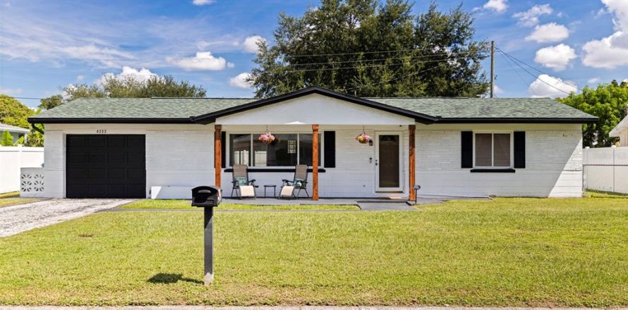 House in Kenneth City, Florida 2 bedrooms, 100.33 sq.m. № 2396345